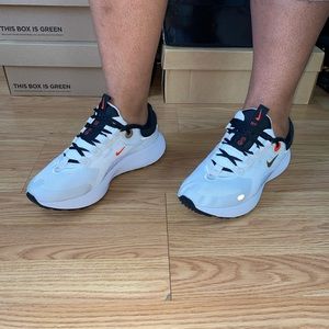 WOMENS Nike React (Size 7.5)